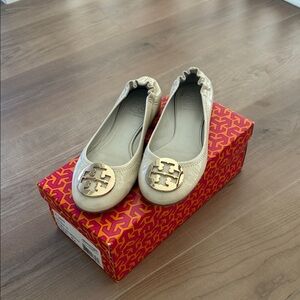 Tory Burch REVA TAUPE Patent - 7.5 NEW